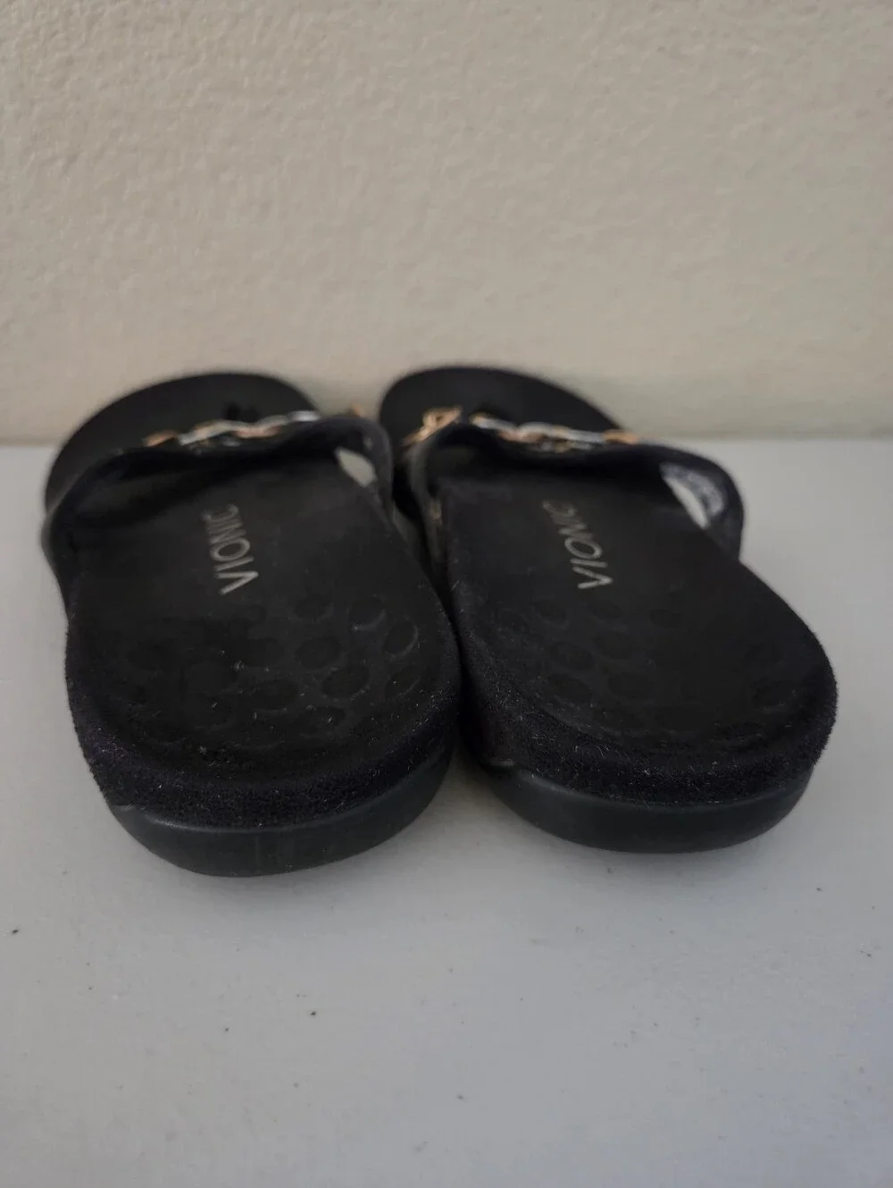 vionic womens black orthotic flip flop sandals metallic ring accent size 6